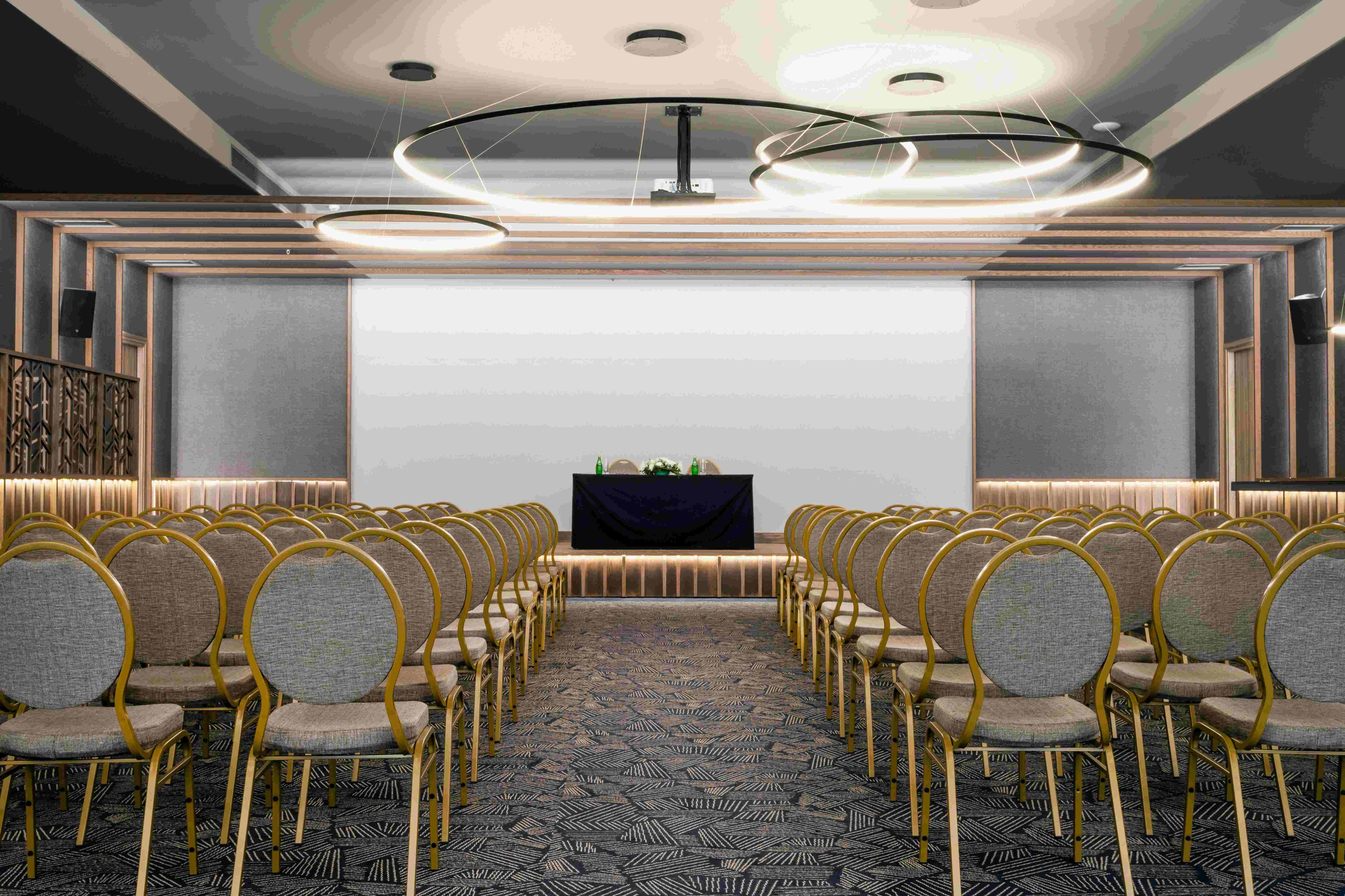 Image: http://www.bookyourweddingday.com/images/media/uploadfiles/Zeus Indoor Reception Venue.jpg